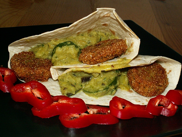 Falafel v tortile s cuketovo baklažánovým pyré