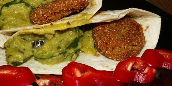 Falafel v tortile s cuketovo baklažánovým pyré