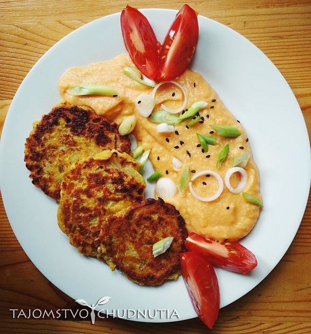 Karfiolovo batátové pyré a cuketové placky s tofu